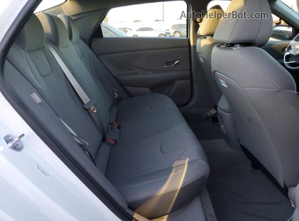 KMHLL4DG6SU054574 2025 HYUNDAI ELANTRA White Vista de los asientos traseros