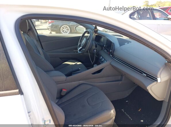 KMHLL4DG9SU007538 2025 HYUNDAI ELANTRA White Вид салону спереду