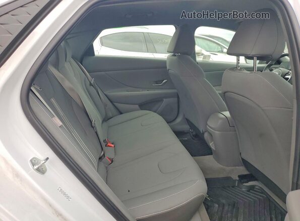 KMHLM4DG2RU745351 2024 HYUNDAI ELANTRA White Vista de los asientos traseros