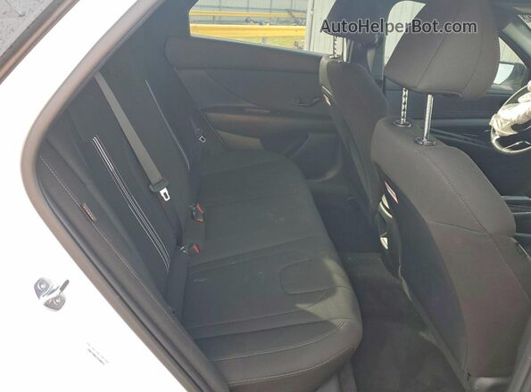 KMHLM4DGXTU100471 2026 HYUNDAI ELANTRA White Widok tylnych siedzeń