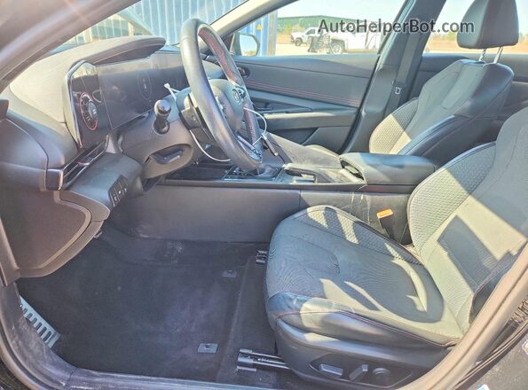 KMHLR4AF4PU517037 2023 HYUNDAI ELANTRA Черный Вид салона спереди