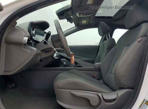 KMHLS4DG3SU894282 2025 HYUNDAI ELANTRA Белый Вид салона спереди