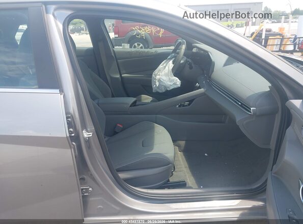 KMHLS4DG4RU785596 2024 HYUNDAI ELANTRA Серебряный Вид салона спереди