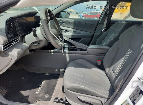 KMHLS4DG9RU783567 2024 HYUNDAI ELANTRA Белый Вид салона спереди