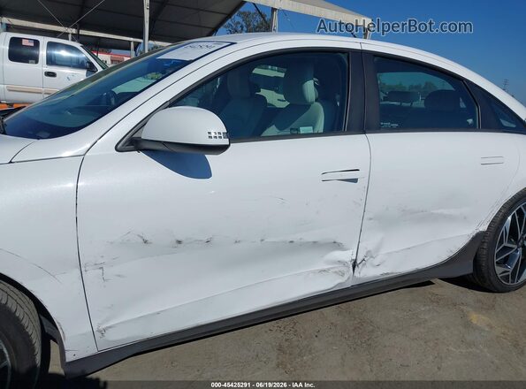 KMHM34AA0PA048234 2023 HYUNDAI IONIQ 6 Белый Вид спереди