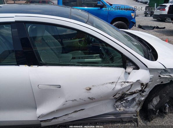 KMHM54AA0PA051595 2023 HYUNDAI IONIQ 6 White Front interior view