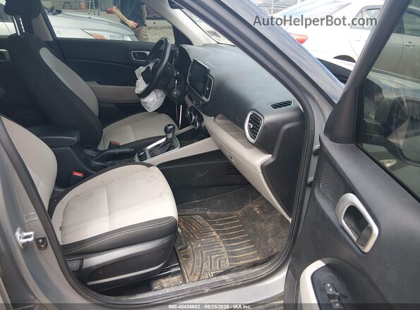 KMHRC8A30NU137490 2022 HYUNDAI VENUE Gray Front interior view