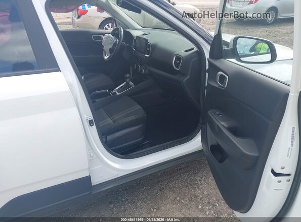 KMHRC8A31SU387669 2025 HYUNDAI VENUE White წინა სალონის ხედი
