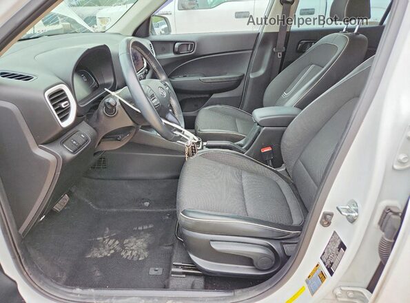 KMHRC8A32PU224018 2023 HYUNDAI VENUE White Vista interior delantera