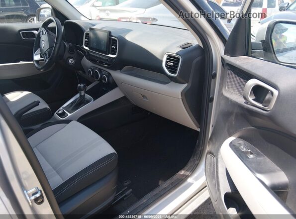 KMHRC8A33MU100559 2021 HYUNDAI VENUE Silver წინა სალონის ხედი