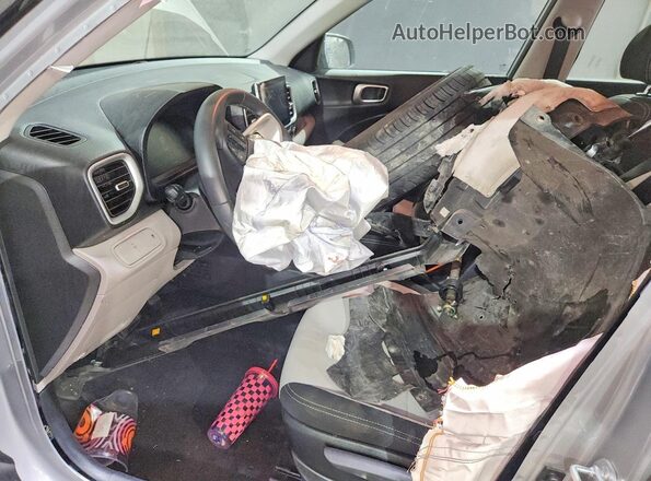 KMHRC8A33SU372073 2025 HYUNDAI VENUE Серебряный Вид салона спереди