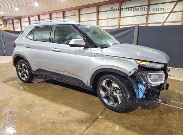KMHRC8A33SU372073 2025 HYUNDAI VENUE Серебряный Передняя правая четверть