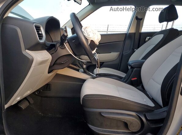 KMHRC8A34PU250734 2023 HYUNDAI VENUE Silver Вид салону спереду