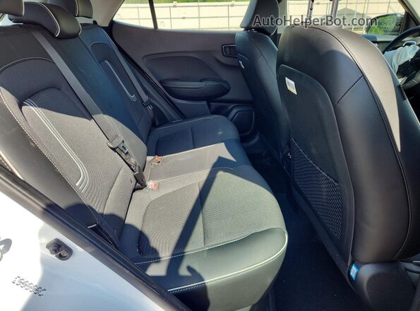 KMHRC8A34RU310417 2024 HYUNDAI VENUE White Вид задньої частини салону
