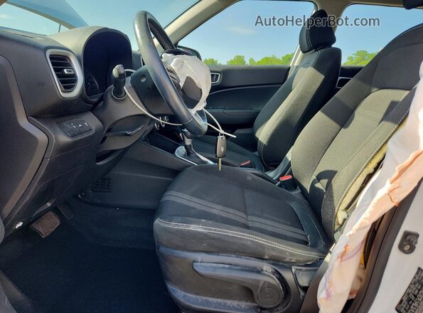 KMHRC8A38NU139665 2022 HYUNDAI VENUE White Вид салону спереду