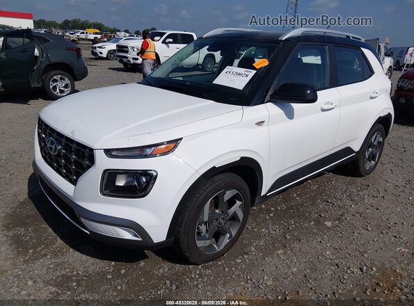 KMHRC8A39TU426008 2026 HYUNDAI VENUE White წინა მარცხენა ხედი სამი მეოთხედიდან