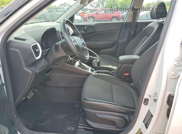 KMHRC8A3XNU204564 2022 HYUNDAI VENUE White Вид салону спереду