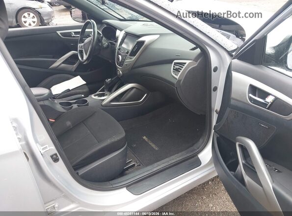 KMHTC6AD3HU317800 2017 HYUNDAI VELOSTER Silver Вид салону спереду