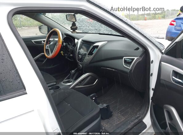 KMHTC6AD4GU264796 2016 HYUNDAI VELOSTER Белый Вид салона спереди