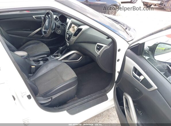 KMHTC6AD5GU257808 2016 HYUNDAI VOLESTER White Front interior view