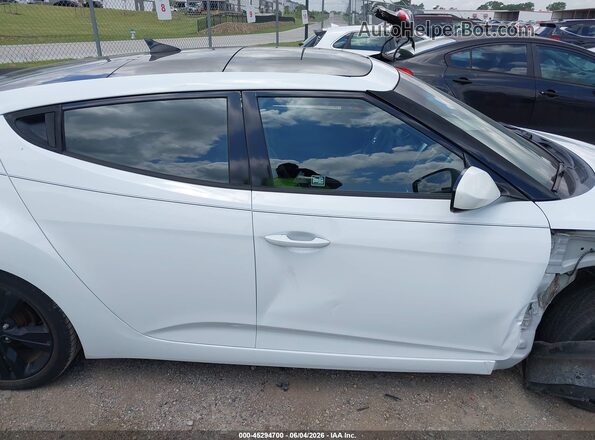 KMHTC6AD5GU257808 2016 HYUNDAI VOLESTER White Rear interior view