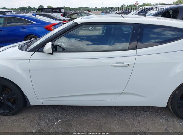 KMHTC6AD5GU257808 2016 HYUNDAI VOLESTER White 360 interior view