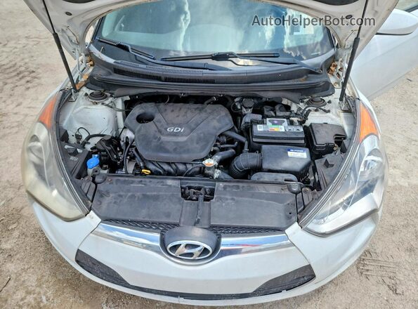 KMHTC6AD8HU310759 2017 HYUNDAI VELOSTER White Rear interior view