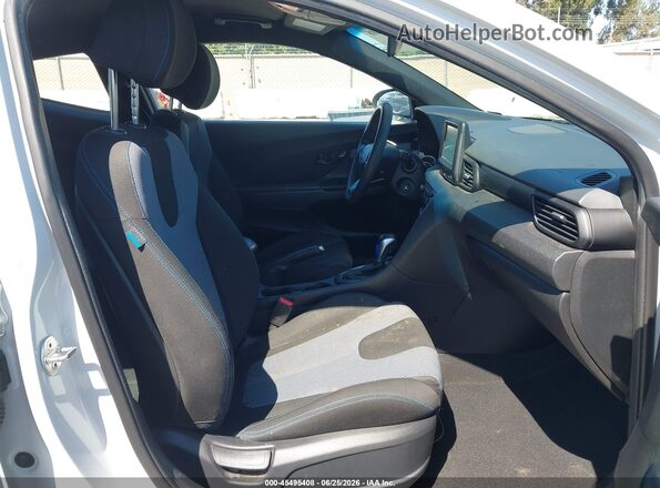 KMHTG6AFXLU026841 2020 HYUNDAI VELOSTER Белый Вид салона спереди