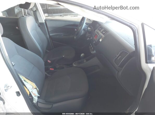 KNADM4A35H6025665 2017 KIA RIO White Widok wnętrza z przodu