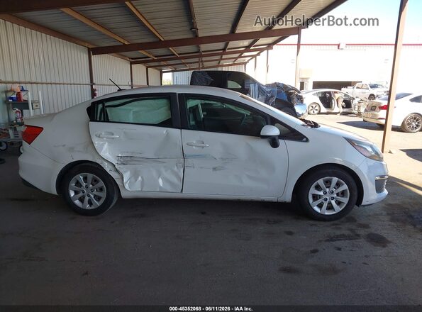 KNADM4A35H6025665 2017 KIA RIO White Widok wnętrza z tyłu