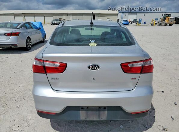 KNADM4A36H6051577 2017 KIA RIO Серебряный Вид сзади