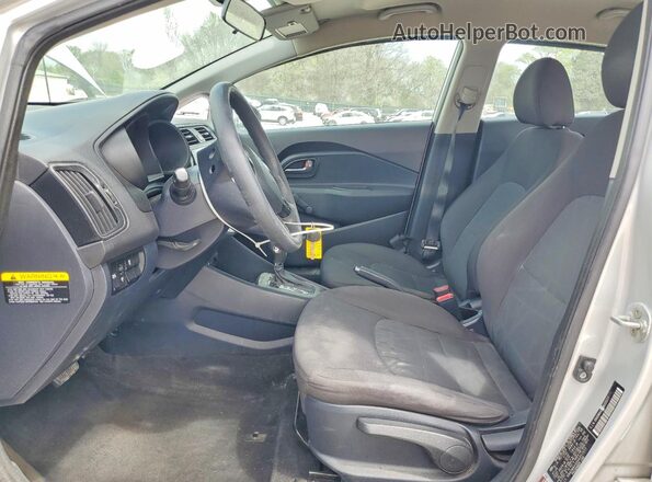 KNADM4A36H6051577 2017 KIA RIO Серебряный Вид салона спереди