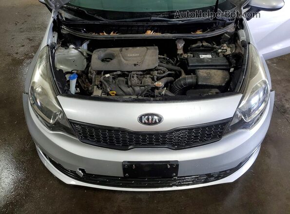 KNADM4A3XG6548646 2016 KIA RIO Серебряный Вид задней части салона
