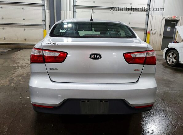 KNADM4A3XG6548646 2016 KIA RIO Серебряный Вид сзади