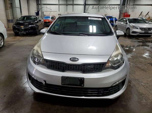 KNADM4A3XG6548646 2016 KIA RIO Серебряный Вид спереди