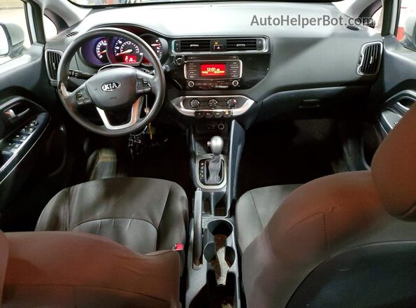 KNADM4A3XG6548646 2016 KIA RIO Серебряный Вид панели приборов