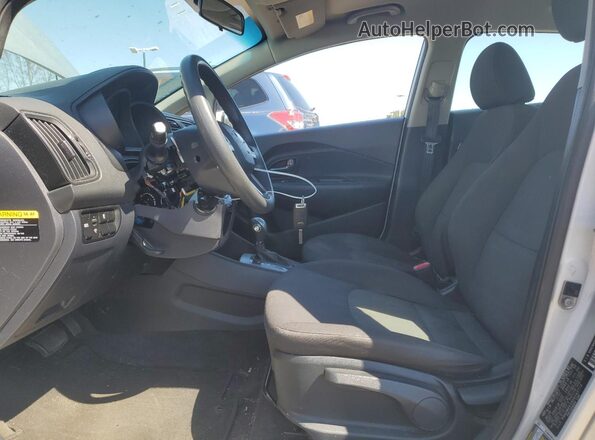 KNADM4A3XH6040713 2017 KIA RIO Серебряный Вид салона спереди