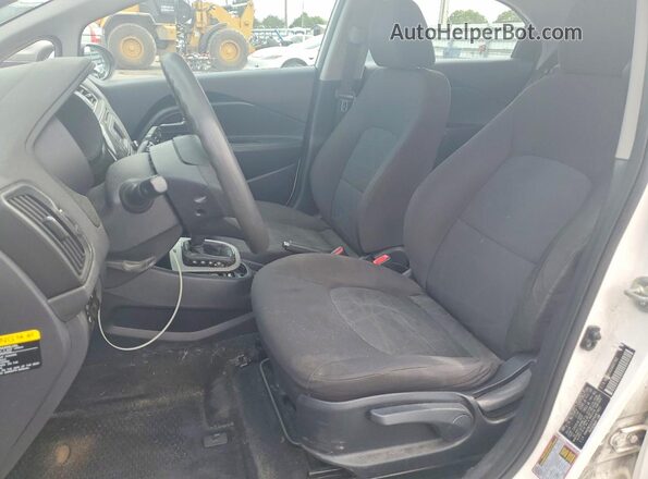 KNADM5A35H6007902 2017 KIA RIO Белый Вид салона спереди