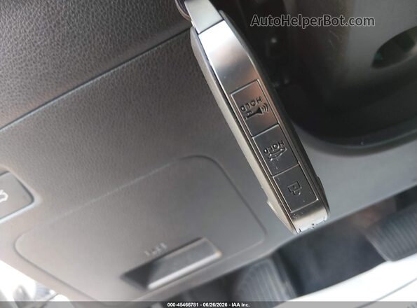 KNAG44J87T5435567 2026 KIA K5 White Vista del salpicadero