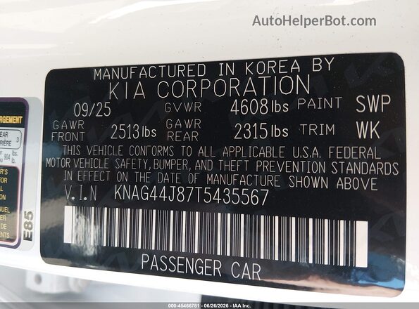 KNAG44J87T5435567 2026 KIA K5 White Vista del compartimento del motor