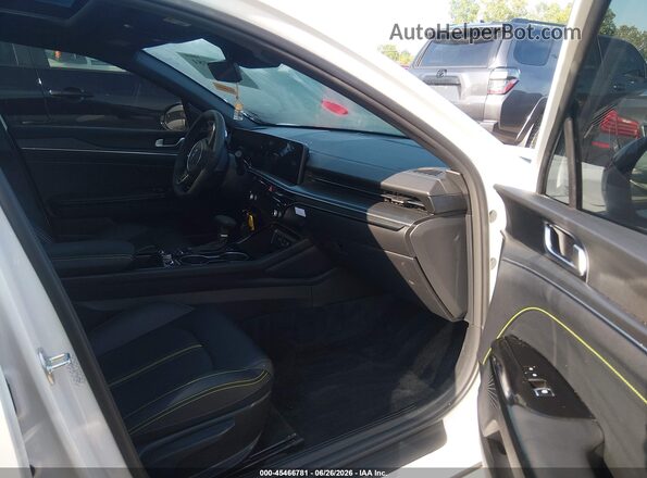 KNAG44J87T5435567 2026 KIA K5 White Vista interior delantera