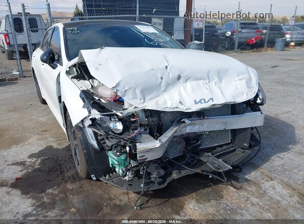 KNAG64J79T5408971 2026 KIA K5 White Սարքավորումների վահանակի տեսք