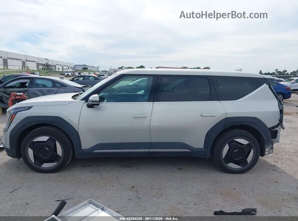 KNDAB5S16R6020443 2024 KIA EV9 Silver Widok wnętrza 360 stopni