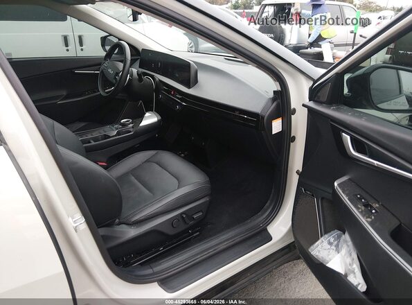 KNDC3DLC2N5036901 2022 KIA EV6 Cream Front interior view