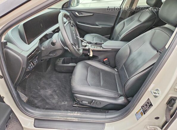 KNDC3DLC3N5043064 2022 KIA EV6 Бежевый Вид салона спереди