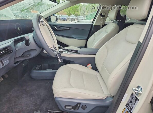 KNDC3DLC7R5620927 2024 KIA EV6 Бежевый Вид салона спереди