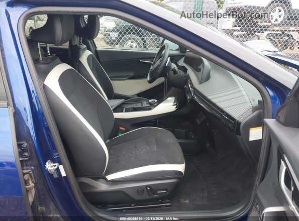 KNDC4DLC3N5067040 2022 KIA EV6 Blue Front interior view