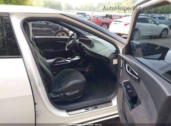 KNDC5DLE9P5133771 2023 KIA EV6 White წინა სალონის ხედი