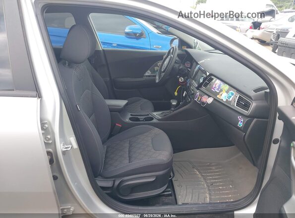 KNDCB3LC2H5048709 2017 KIA NIRO Gray Widok wnętrza z przodu