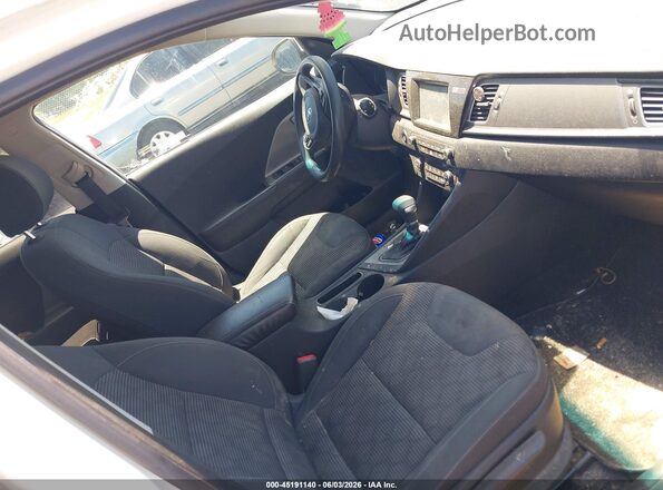 KNDCB3LC5K5243775 2019 KIA NIRO Белый Вид салона спереди